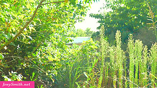 Jeny Smith decided to play around with her body a little at an abandoned construction site 😳