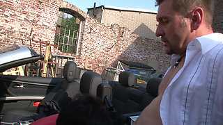 The mature horny lady fucks with the track drive in her car