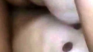 Morena peituda cavalga com desejo em cena amadora