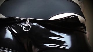 Crank Your Hog Dry: Tattooed Solo Webcam Girl With Big Asset