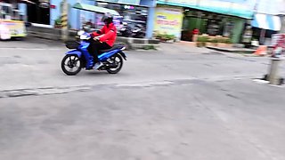 Sexy Thai MILF picked up at a 7 11