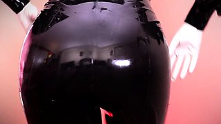 Amateur preggo hoe toys her pussy close up in fetish solo