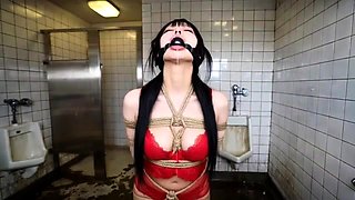 Foxy 3D Superwoman bounces up and down on a cock