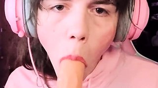 Teen brunette toys pussy and sucks dick in bath