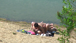 Amateur couple fucks on the beach sure about not be seen