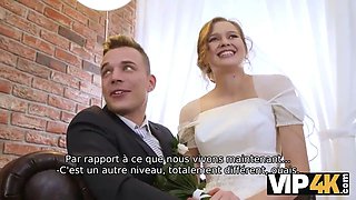 Vip4k. beauté en robe de mariée suce une nibble d'étrangers et se fait baiser
