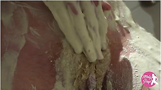 Petit Essai Dargile Blanche Sous La Douche