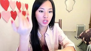 Amateur Webcam Cute Teen Plays Solo