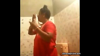 Desi aunty spied washing her chubby body