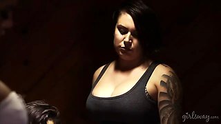 Abella Danger thumbs her captor's pussy - Luna Star