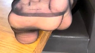 Sleaze blonde has the kinky foot fetish