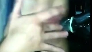 Elle se fait du bien dans la voiture avec son jouet