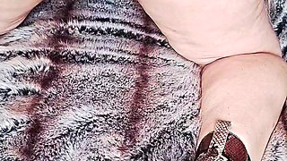 Horny mature gaper on all fours , flaunting fabulously phat fanny flaps .