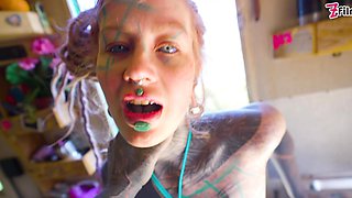 Tattooed hottie Anuskatzz has fun in the RV
