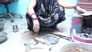 While Cooking, the Sister-in-law Showed Her Ass to Her Brother-in-law.