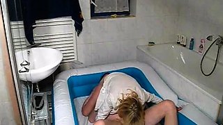Oma-Orgie im Pool