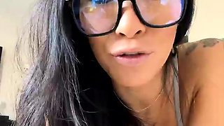 Babe With Big Boobs Masturbates