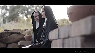 Horny nun Kenna James thirsts to eat wet pussy in the evening