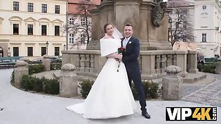 Vip4k. beauté en bathrobe de mariée suce une bite d'étrangers et se fait baiser