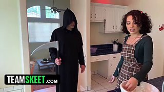 Halloween Special - Curly-Haired Babysitter Satine Summers Gets Her Pussy Licked By Creepy Boss - MyBabySittersClub