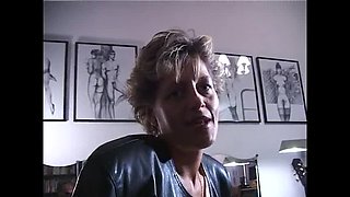 Experienced MILF fingers her wet snatch during casting