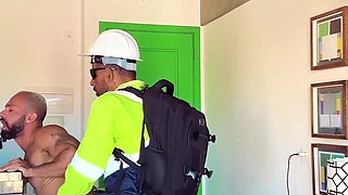 depois do trampo fui leitar o cuzinho do bombado comple