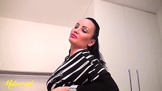 Stepmom Masturbates Her Wet Pussy In The Shower