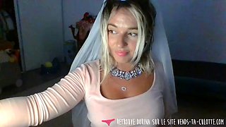 Vends-ta-culotte - The bride is a slut who likes to show off her nice plump ass