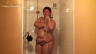 Annadevot - First pissing, then the shower head in my wet ho