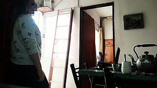 Housewife without panties shows her pussy to the technical